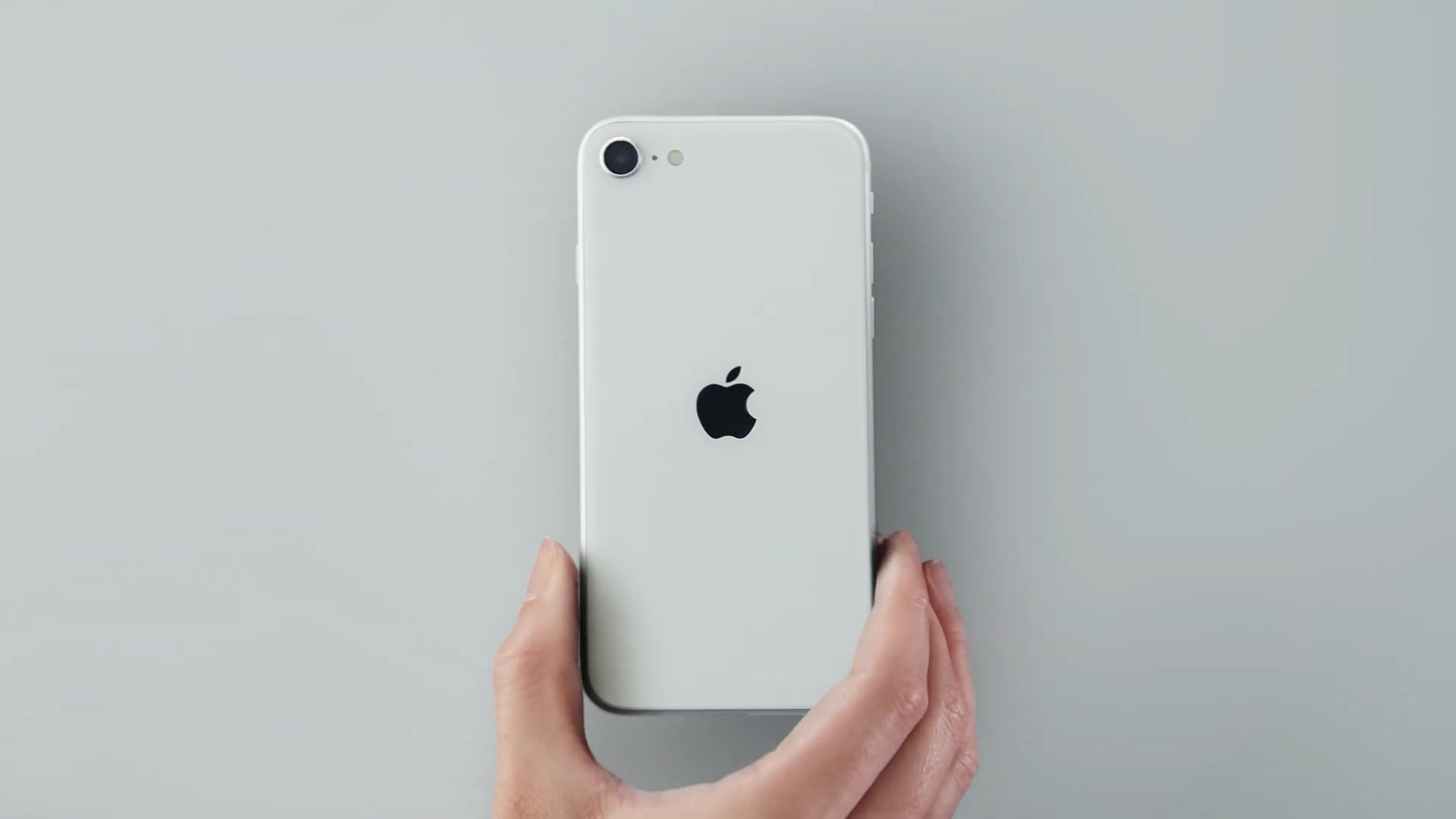 Việc Apple tung ra iPhone SE 2020 có khiến doanh số iPhone 11 bị ảnh hưởng ?