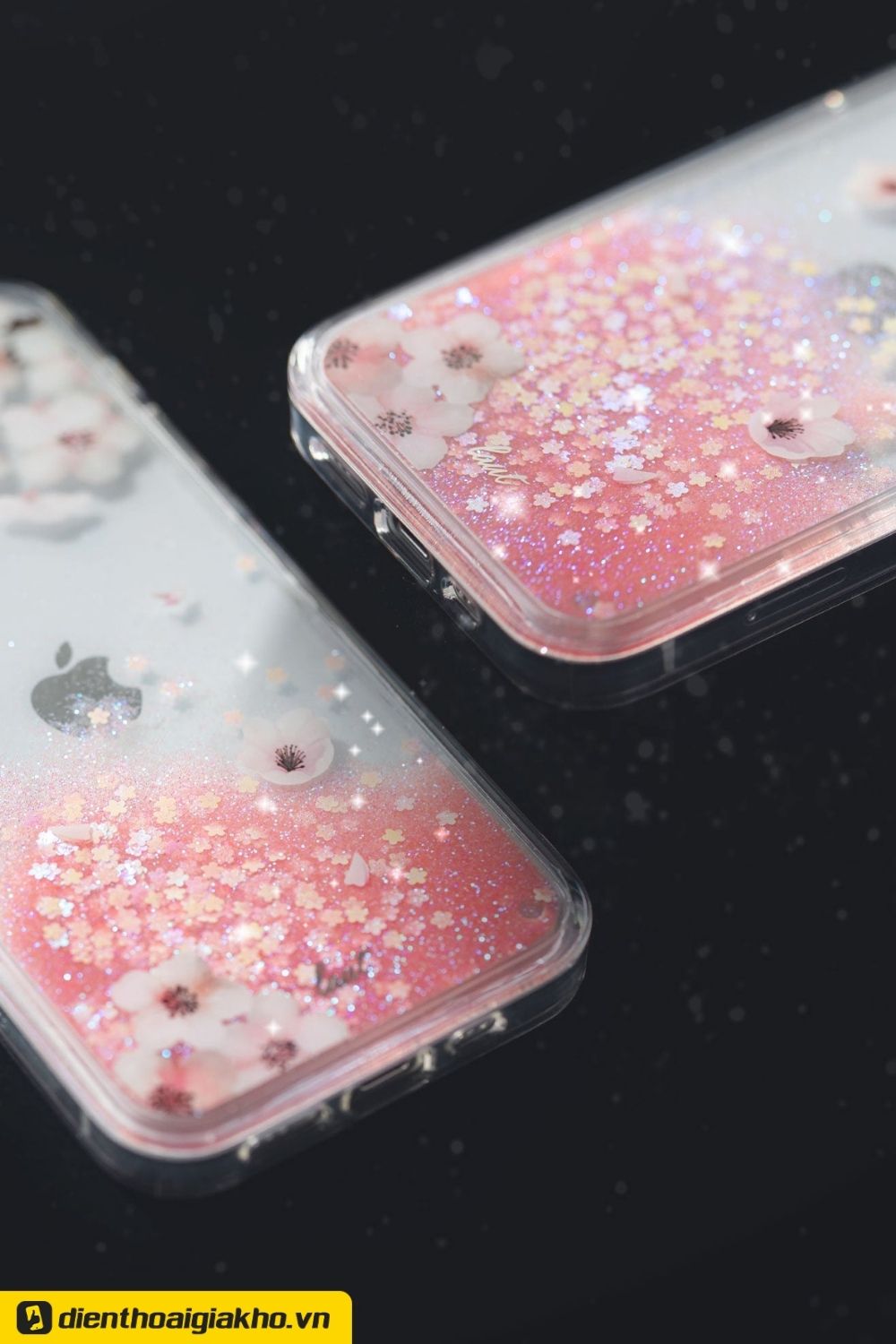 Các hạt cát lấp lánh đầy mê hoặc cùng những ngôi sao màu hồng pastel theo phong cách Sakura. Sẽ khiến người dùng “đam mê” ngắm nhìn ốp lưng iPhone suốt cả ngày dài.