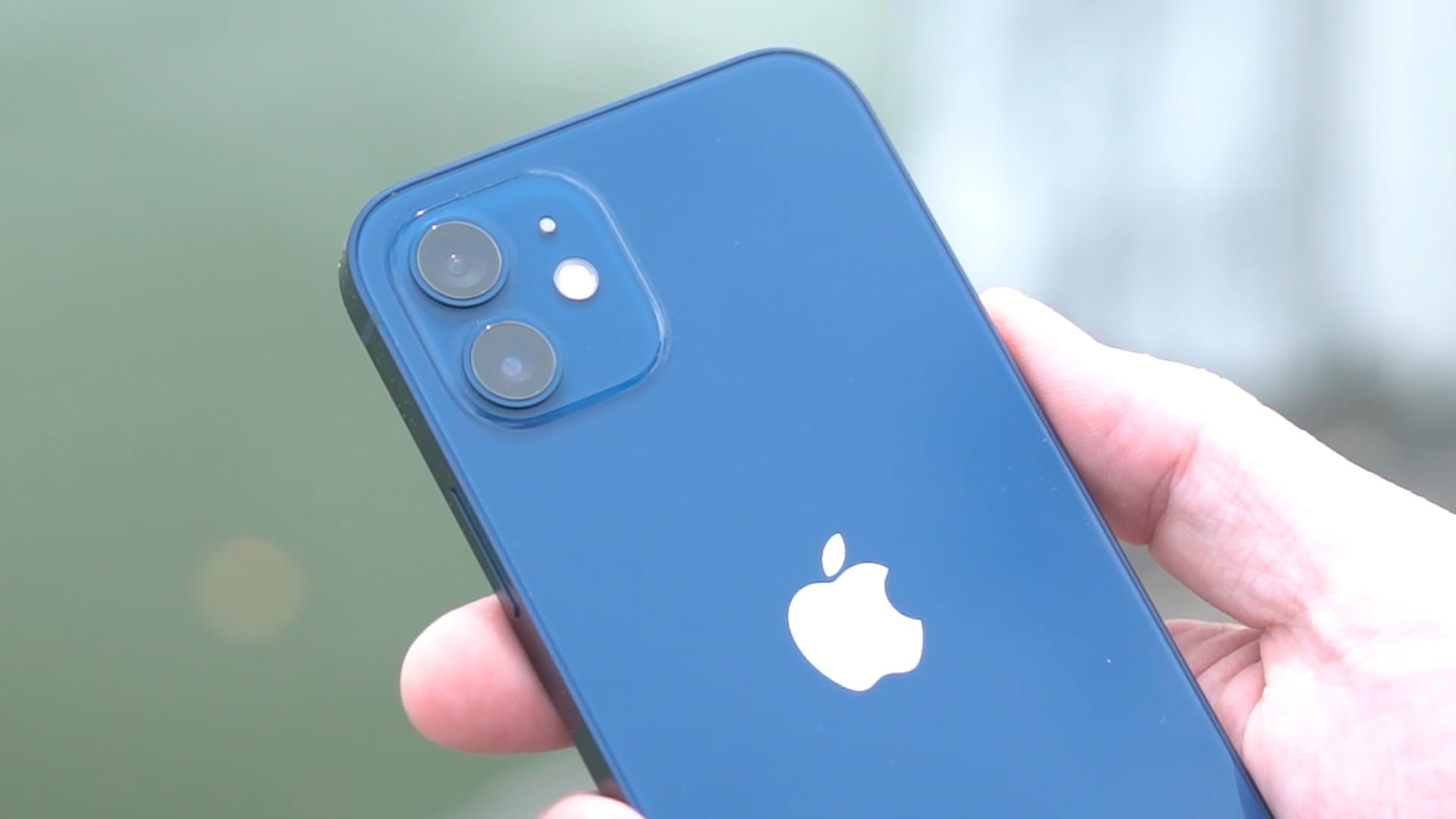 so sánh Pixel 5 và iPhone 12