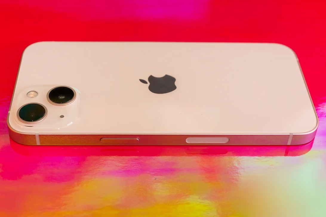 iPhone 13 có cạnh vuông vát phẳng và cảm biến camera đặt chéo