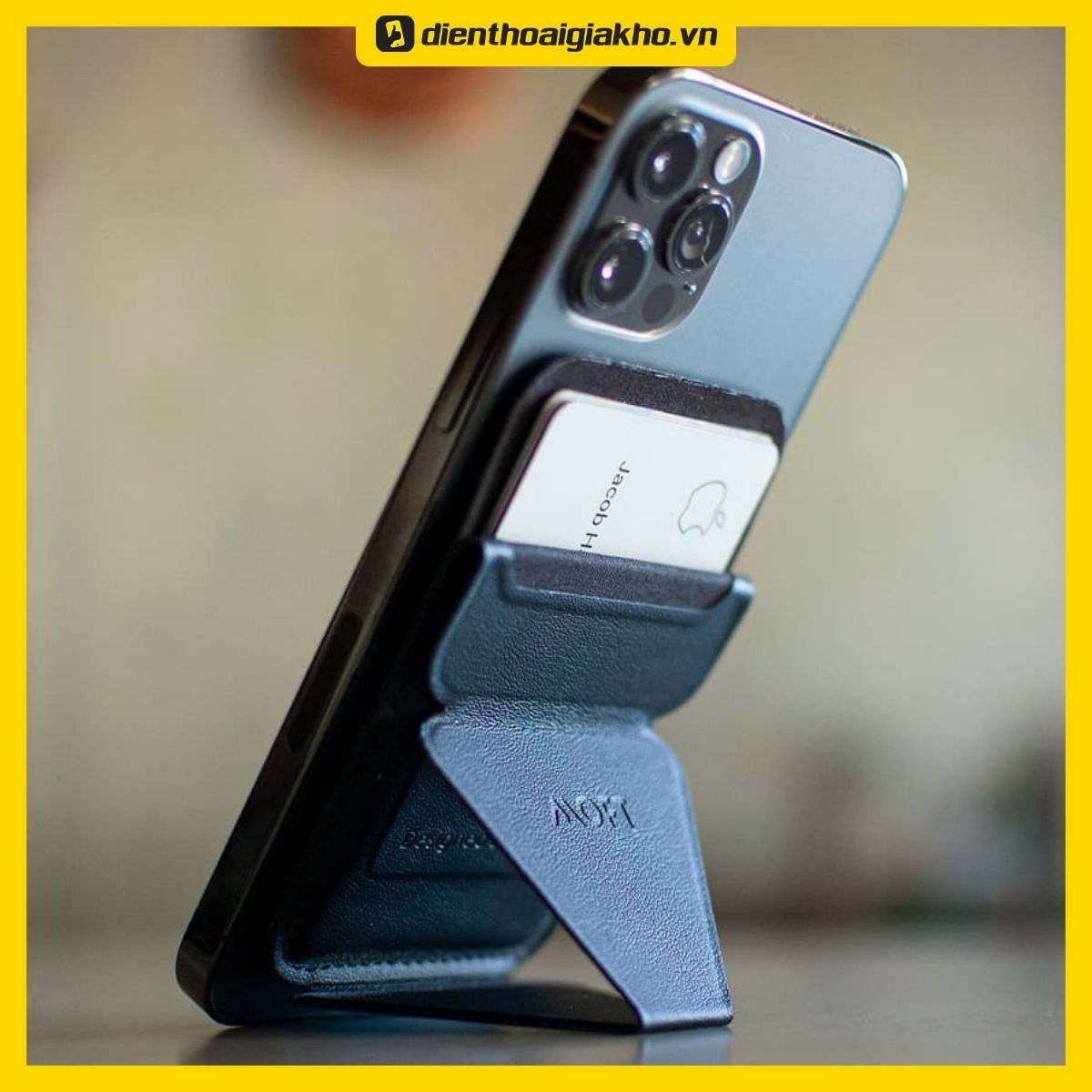 Ốp lưng MOFT Snap-On Phone Stand & Wallet (MagSafe® Compatible) For iPhone 12 sở hữu một ngăn đựng 3 thẻ, độ mỏng chỉ 5mm. Vẫn đủ chỗ cho tối đa ba thẻ trong khi vẫn phẳng và vừa khít mà không quá cồng kềnh, một thiết kế thanh lịch và cực tiện dụng.