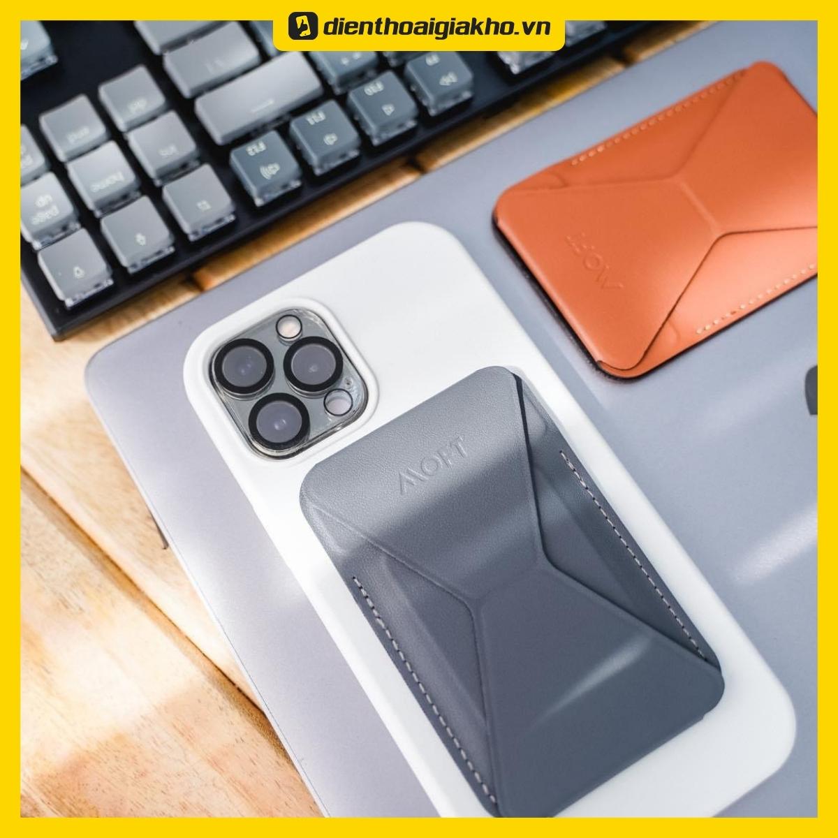 Ví ốp lưng MOFT Snap-On Phone Stand & Wallet (MagSafe® Compatible) For iPhone 12 sở hữu thiết kế nam châm hai mặt cho phép người dùng gắn lắp ở bất kì nơi đâu.
