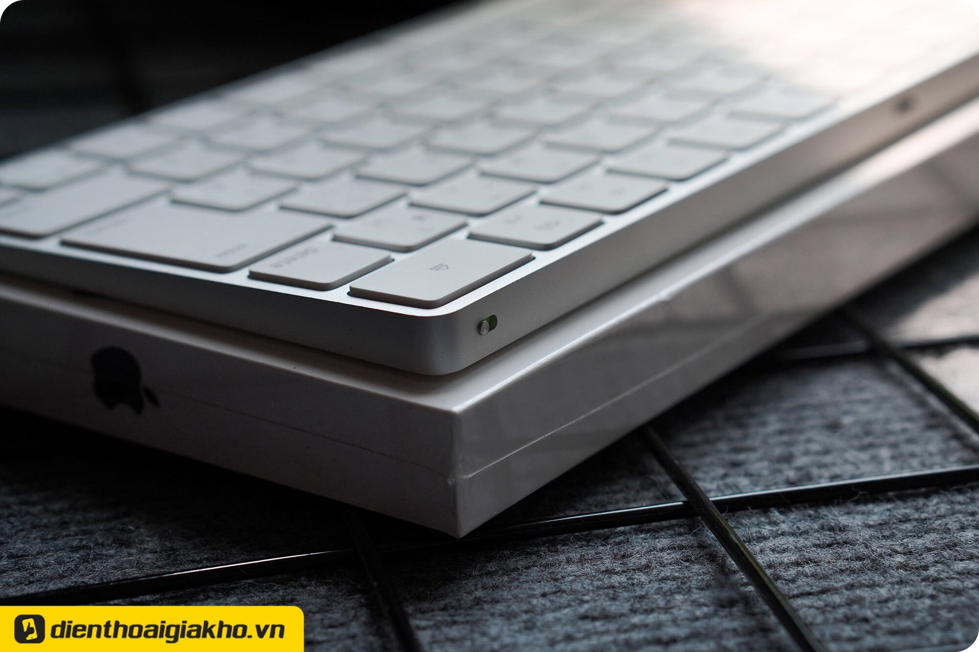 Bàn phím Apple Magic Keyboard có kích cỡ hết sức gọn gàng. Hai sắc màu chủ đạo được lựa chọn là bạc và trắng tô điểm diện mạo trang nhã và chuyên nghiệp của sản phẩm.