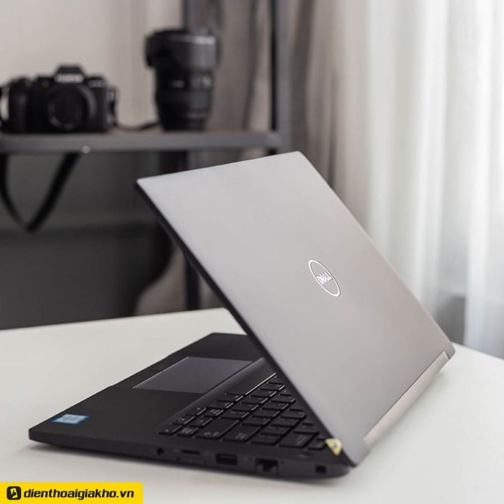 Thiết kế xuyên suốt của dòng Latitude là luôn đề cao sự tối giản và thanh lịch.