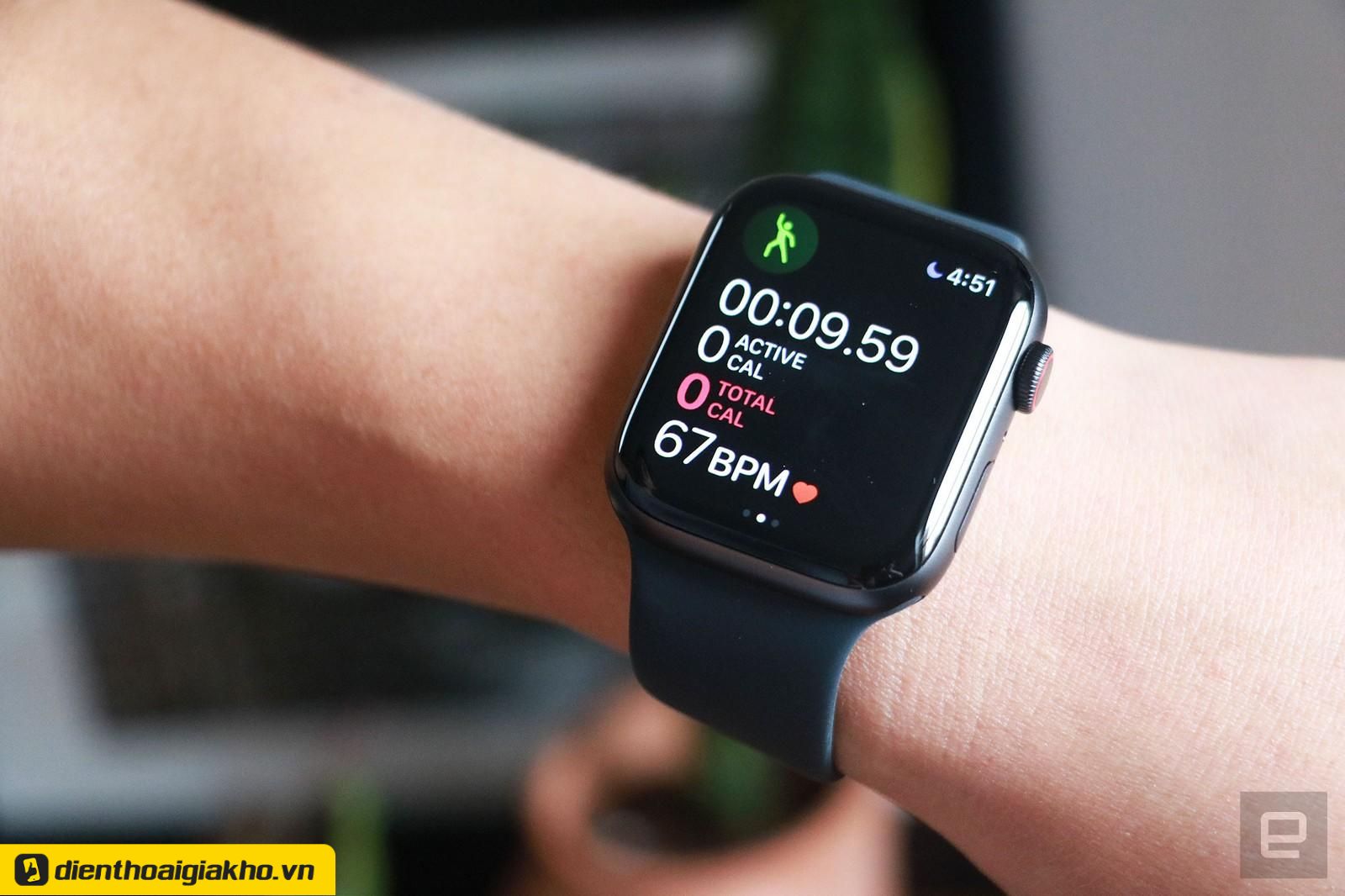 Đồng hồ thông minh Apple Watch SE với màn hình rõ nét và tuỳ chỉnh nhiều chế độ xem Đồng hồ thông minh Apple Watch SE với màn hình rõ nét và tuỳ chỉnh nhiều chế độ xem