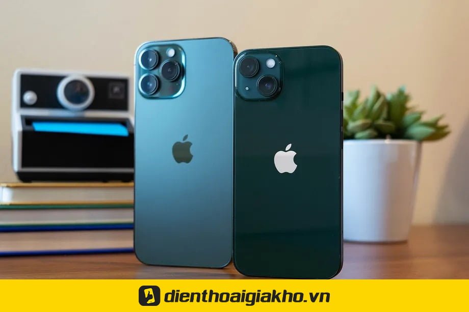 So sánh iPhone 13 và iPhone 13 Pro xanh lá với Samsung Galaxy S22 xanh rêu - Ảnh 2