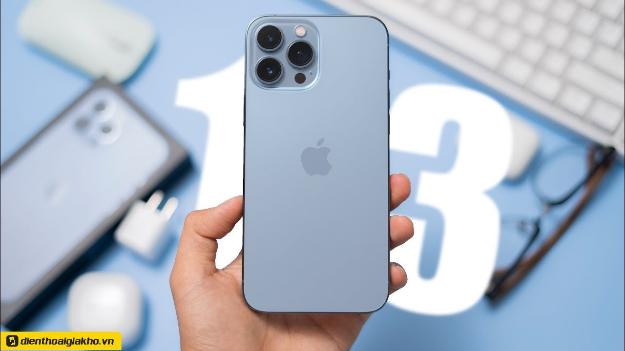 Màu sắc mà tôi đã chọn cho iPhone 13 Pro năm nay chắc chắn sẽ là màu xanh lam. Màu xanh của iPhone 13 Pro tương phản hoàn hảo với màu đen hứa hẹn sẽ phù hợp với những ai coi trọng  sự trong sáng; hoặc sự đơn giản. 