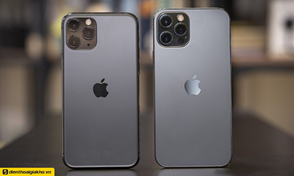 iPhone 12 Pro (phải) có vẻ ngoài mạnh mẽ, nam tính hơn 
