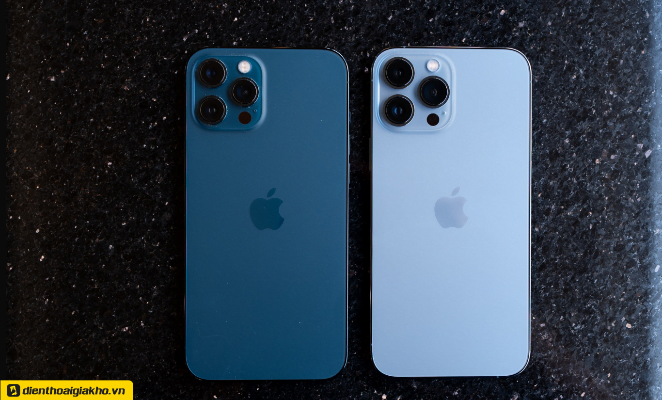 Khi nói đến phong cách thiết kế tổng thể, iPhone 13 Pro Max và iPhone 12 Pro Max tuy có khác nhưng vẫn mang rất nhiều điểm tương đồng. Nếu quan sát kỹ, bộ đôi sản phẩm này sẽ có một chút khác biệt về màu sắc.