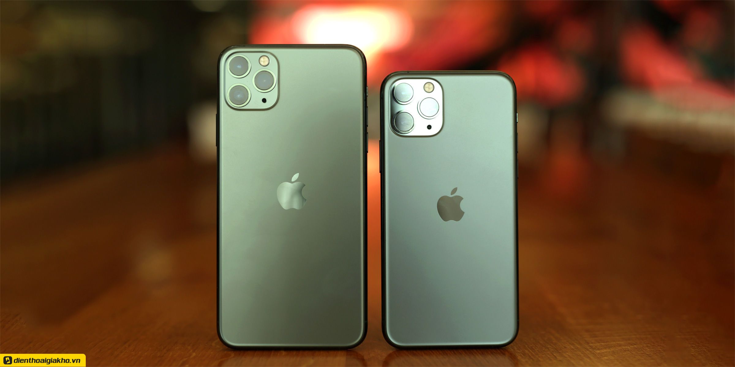 iPhone 11 Pro Max Midnight (bên trái) sở hữu màn hình rộng hơn và nặng hơn so với “người anh” tiền nhiệm