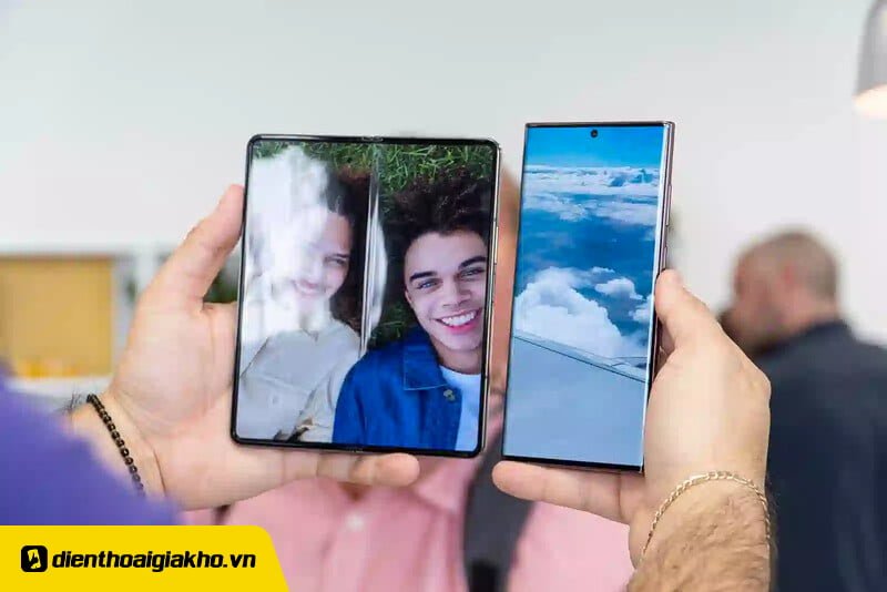 Galaxy Z Fold 4 với Galaxy S22 Ultra
