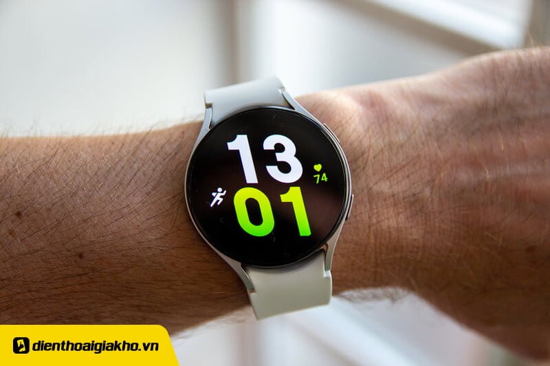 Apple Watch Series 8 và Galaxy Watch5