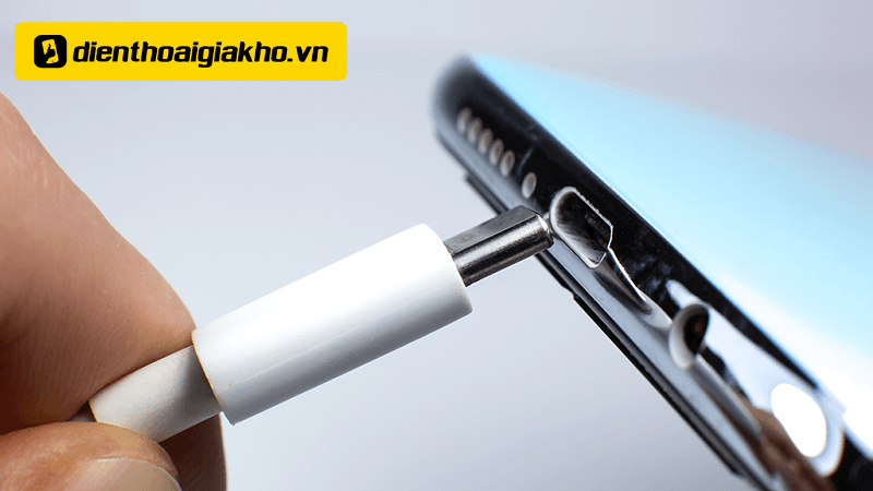 Kiểm tra cổng sạc iphone
