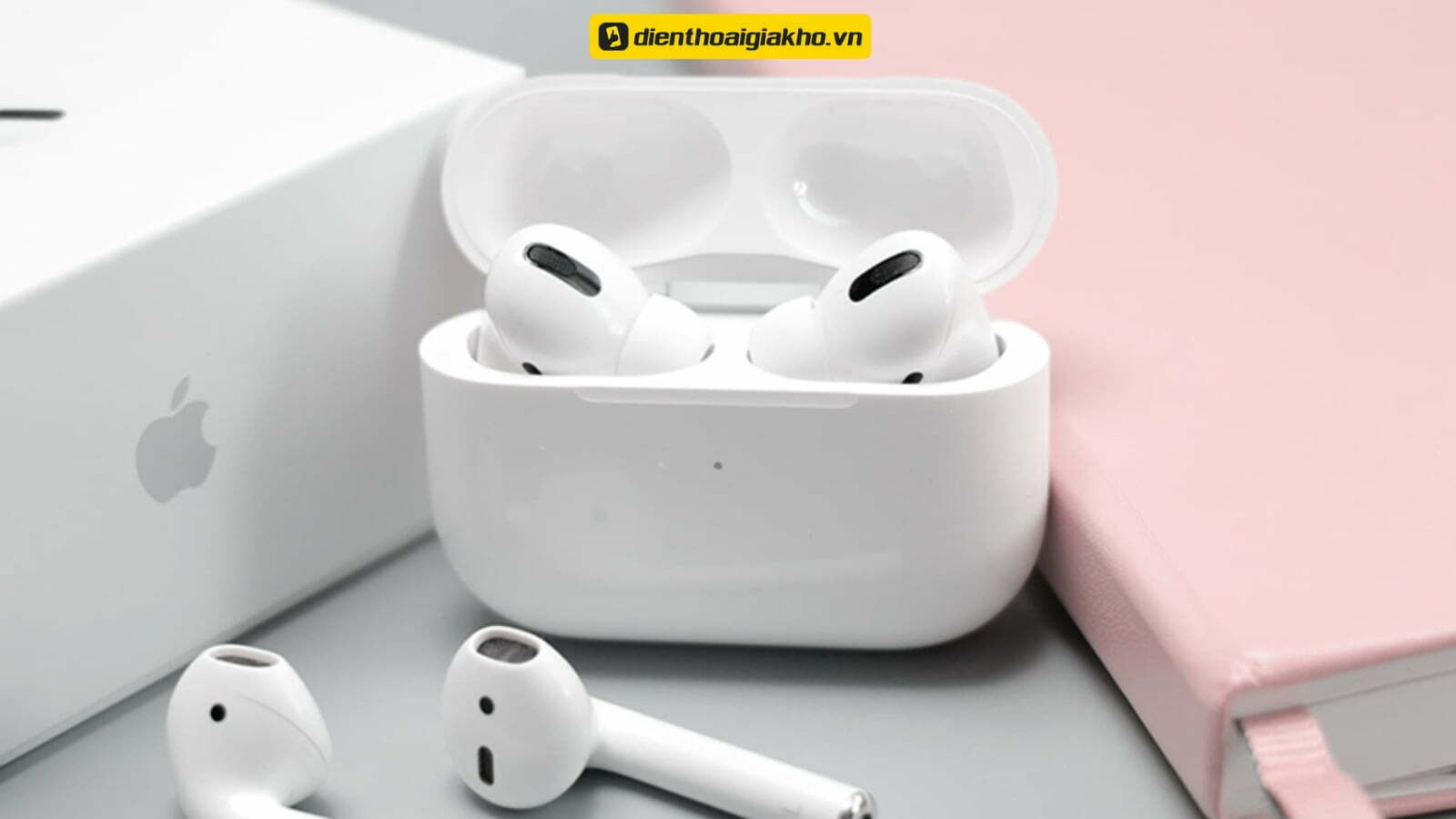Tai nghe bluetooth vẫn còn nằm trong hộp sạc