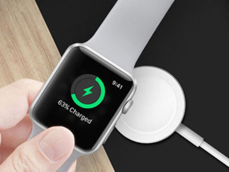 Apple Watch hiện hình dây sạc màu xanh