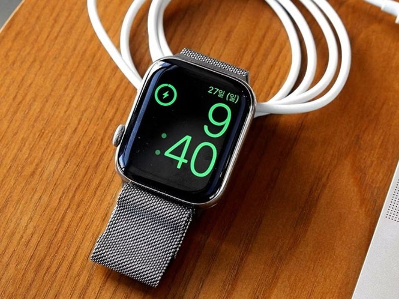 Apple Watch hiện hình dây sạc màu xanh