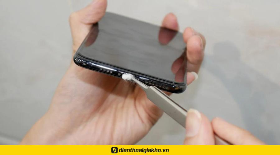 Vệ sinh cổng sạc để làm sạch bụi bẩn cản tiếp xúc