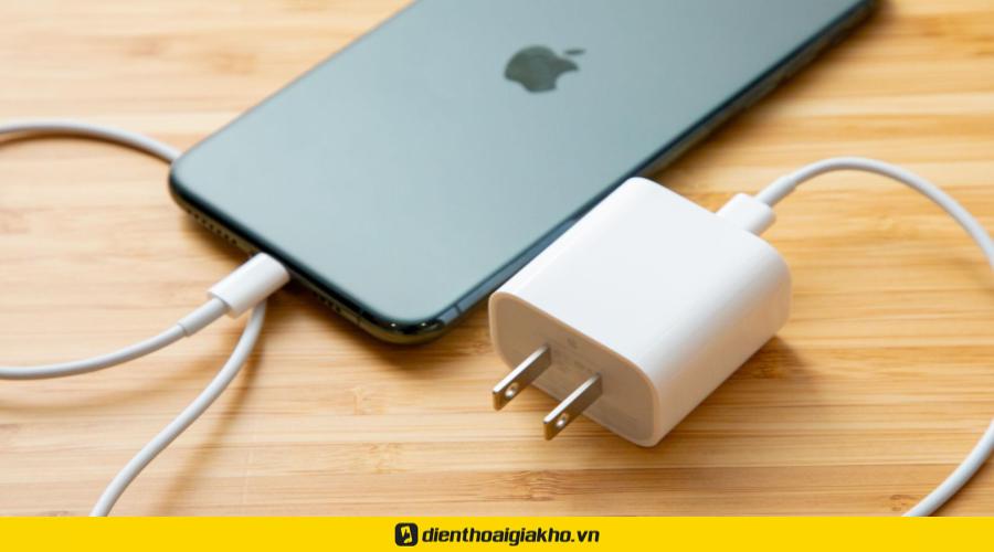 Dùng củ sạc chính hãng phù hợp với iPhone - iPhone 13 Pro Max sạc không vào pin