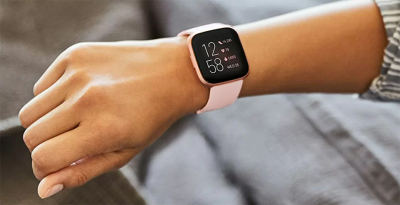 Đồng hồ màu hồng Fitbit Versa