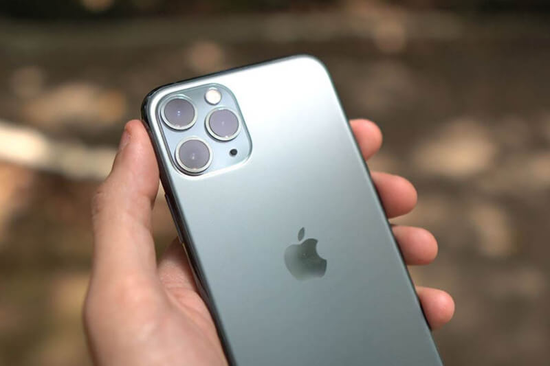 Quan sát thiết kế bên ngoài của camera trên điện thoại