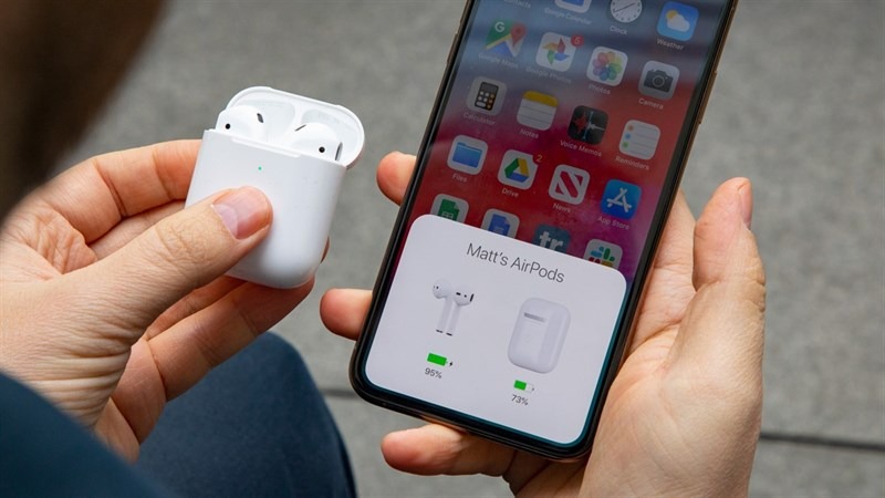 kiểm tra pin airpod trên iphone bằng cách bật nắp