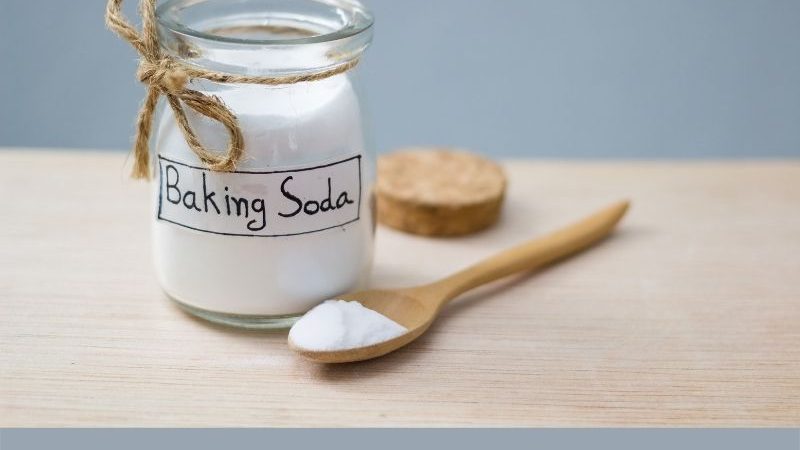 Sử dụng banking soda làm mờ vết xước
