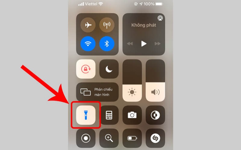 tại sao bật đèn pin iphone không được?