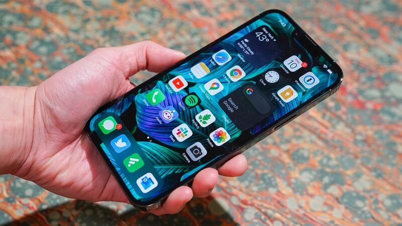 iPhone 13 cũng trang bị màn hình OLED