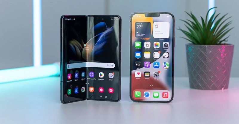 nên mua Z Flip 4 hay iPhone 13. so sánh tính năng đặc biệt