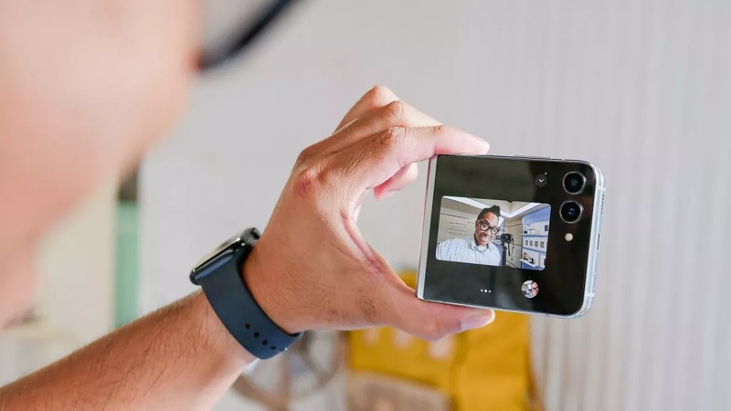 camera selfie trên samsung galaxy z flip 5