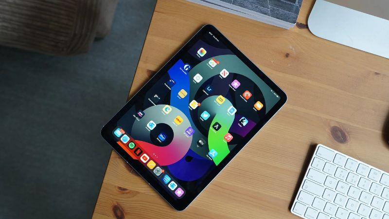 nên mua máy tính bảng hay laptop cho con học