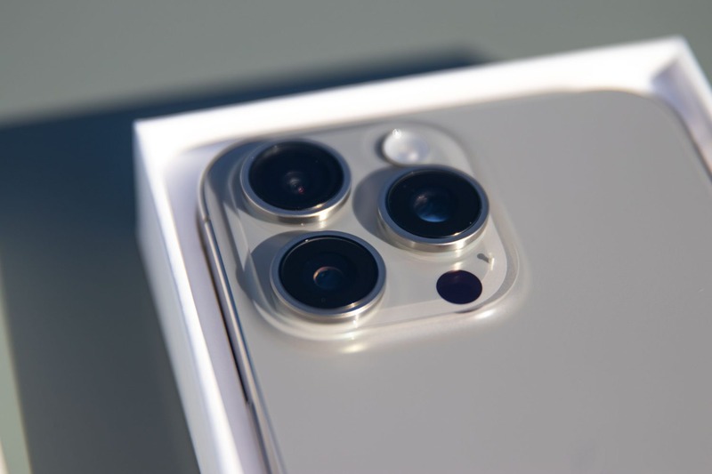 tứ lăng trụ trên iphone 16 pro