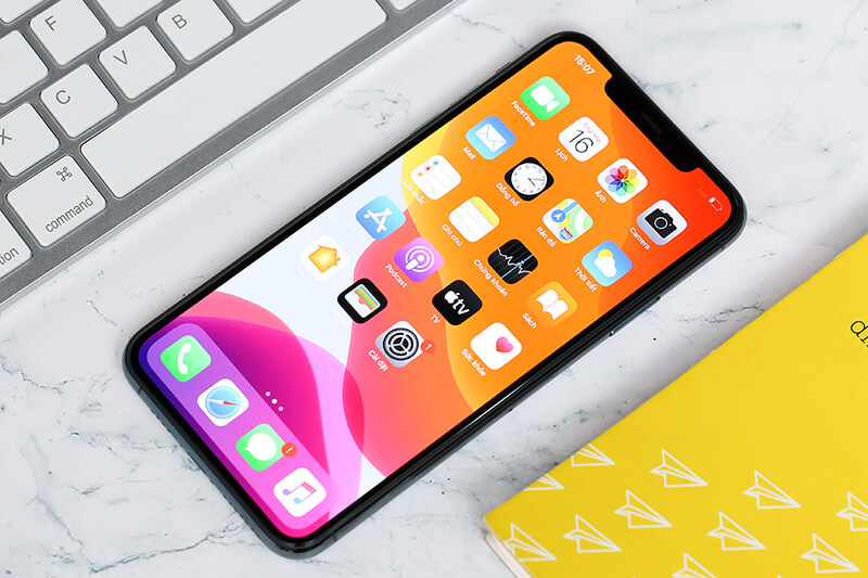 Màn hình Super Retina XDR iPhone 13 thường màu trắng độ sáng cao, tiết kiệm pin