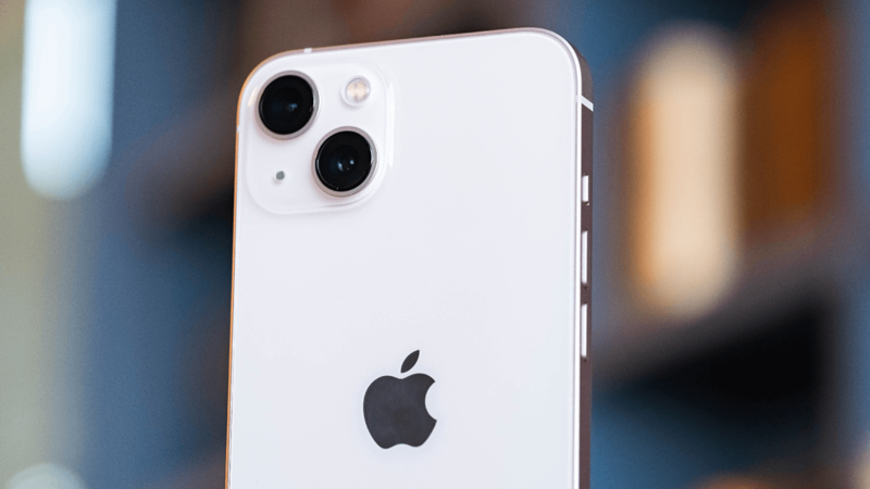 iPhone 13 thường màu trắng