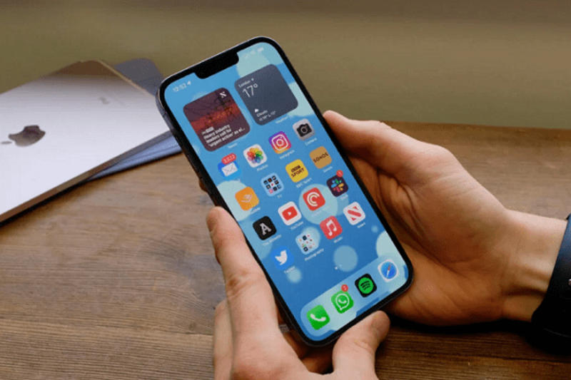 Sạc nhanh iPhone 13 bị nóng máy