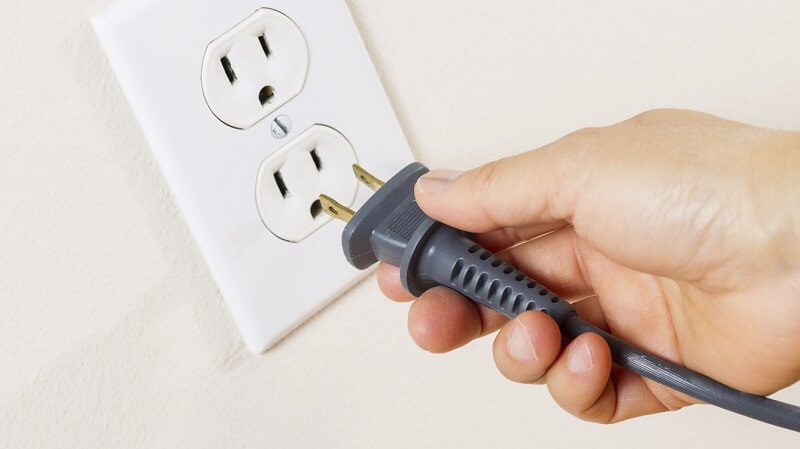 Kiểm tra nguồn điện trước khi cắm lại sạc vào