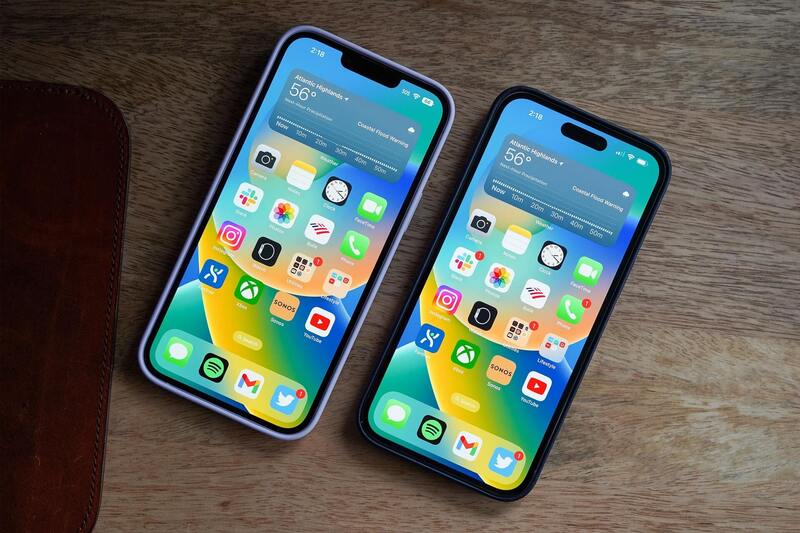 So sánh iPhone 12 Pro Max và 14 Plus về thiết kế tổng thể