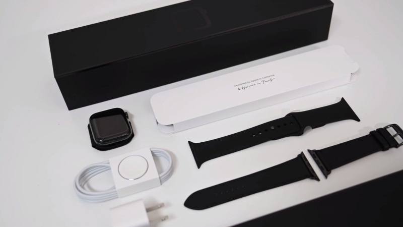Cách kiểm tra apple watch chính hãng là kiểm tra phụ kiện đi kèm