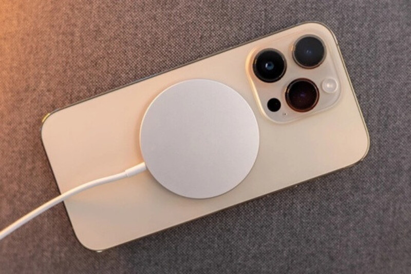có nên sạc iPhone 14 qua đêm