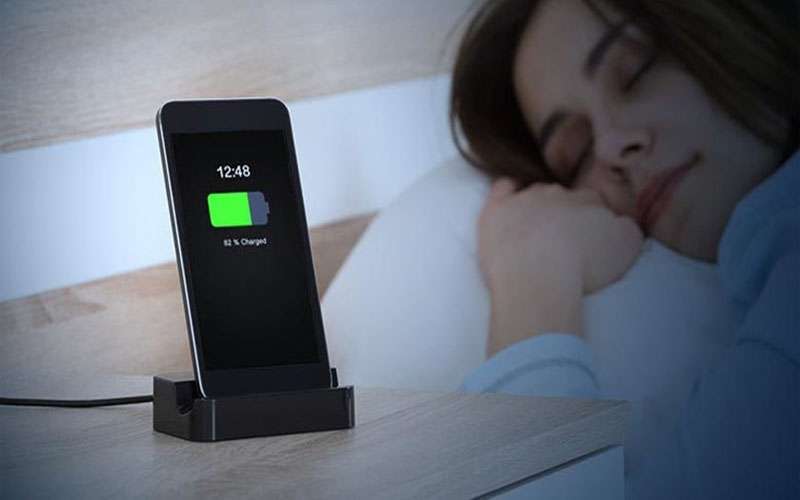 có nên sạc iPhone 14 qua đêm
