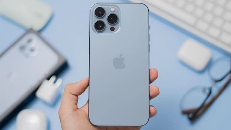 So sánh về kích thước và trọng lượng iPhone 15 Plus và 13 Pro Max