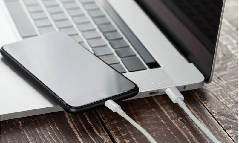 Không nên sạc pin qua cổng USB của máy tính