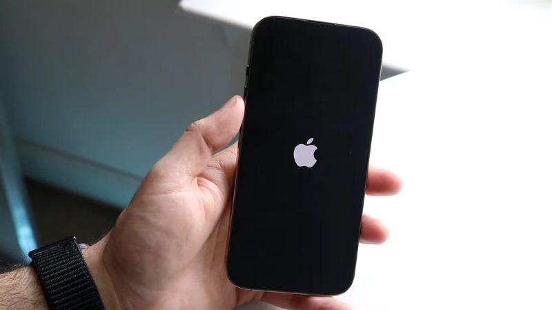 Cách mở nguồn iPhone 14 trong trường hợp máy hết pin