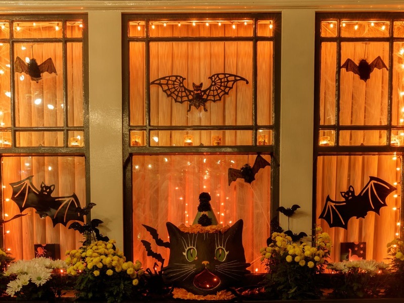 Trang trí cửa kính văn phòng bằng decal Halloween