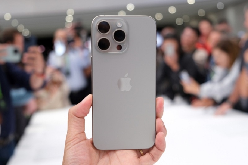 iPhone 15 bản tiêu chuẩn có kích thước vừa phải