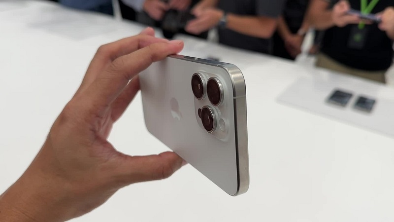 Kiểm tra ngoại hình iPhone 15 Pro Max