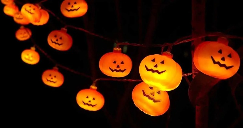 Trang trí văn phòng của bạn cho Halloween với đèn dây