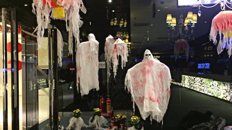 Trang trí văn phòng dịp Halloween với ma-nơ-canh vải