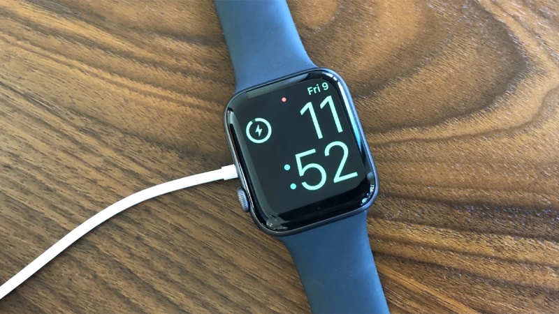 Sạc Apple Watch cho đến khi đầy pin để khắc phục Apple Watch không lên màn hình