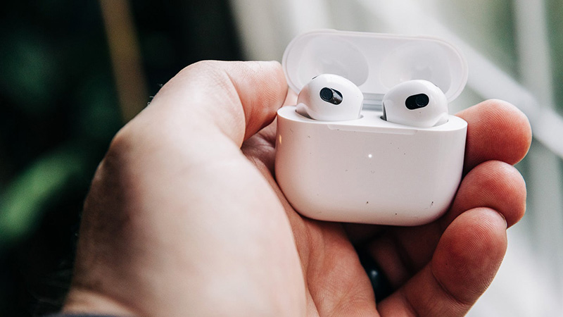 Giữ AirPod trong hộp